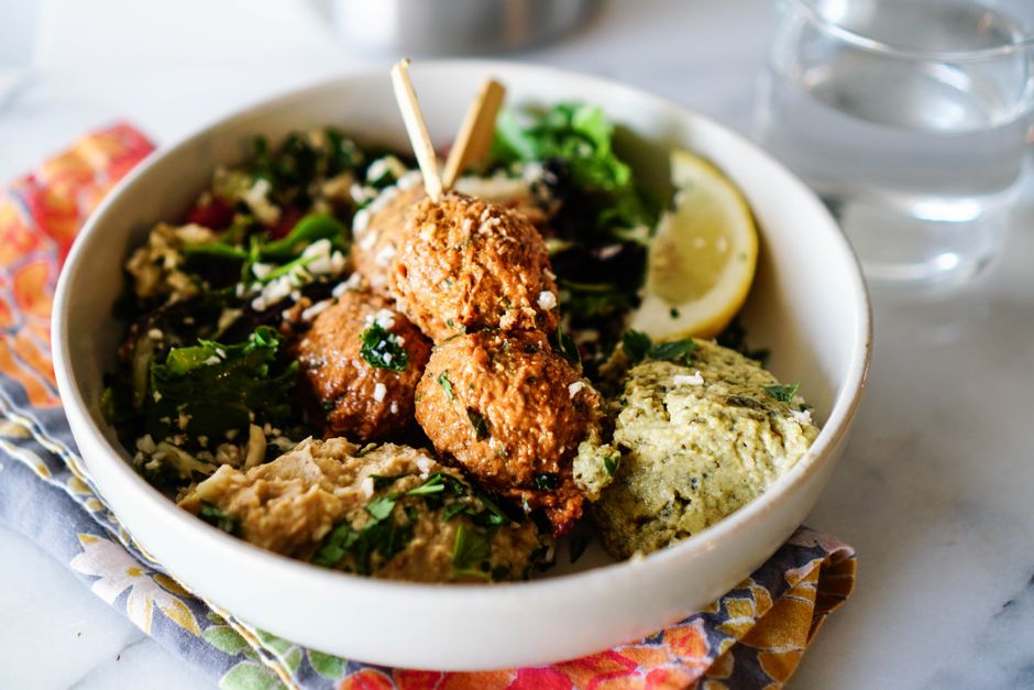 Mediterranean Chickpea Power Bowls: A Flavorful Vegetarian Meal for Every Season